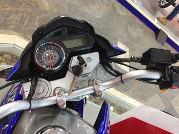 Metro delantero cristalino de la mejora LED de la linterna del gas del ahorrador del motor dinámico de las motocicletas UFB150 proveedor