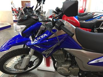 Metro delantero cristalino de la mejora LED de la linterna del gas del ahorrador del motor dinámico de las motocicletas UFB150 proveedor